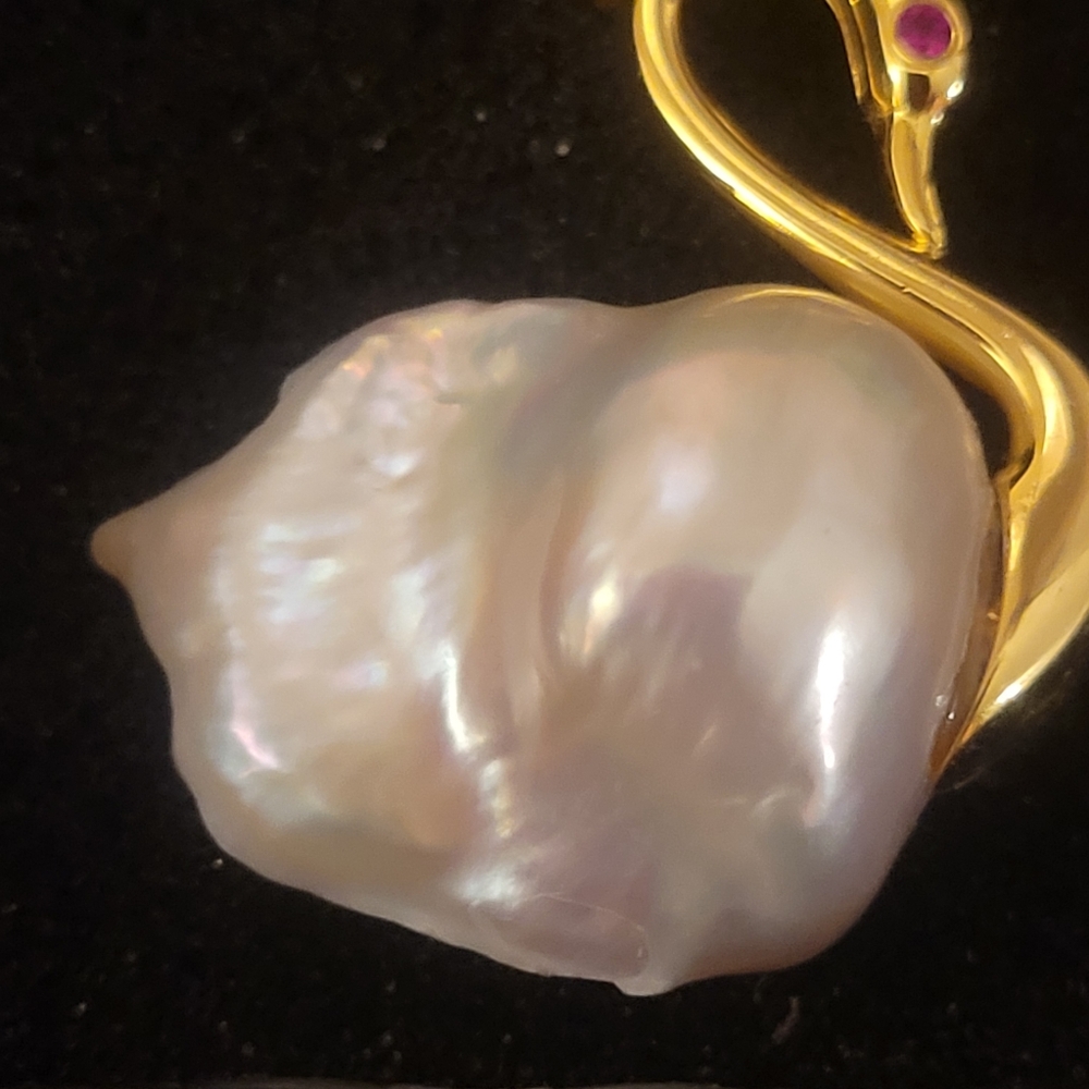 Genuine fresh water pearl pendant,  swan setting